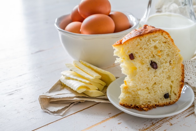 Verse maketingrediënten voor het bakken van pasen-brood