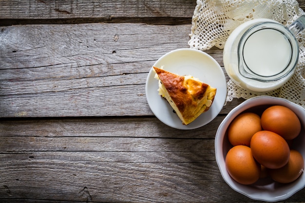 Verse maketingrediënten voor het bakken van Pasen-brood