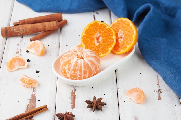 Foto verse mandarijnen fruit of mandarijnen met bladeren op een houten tafel