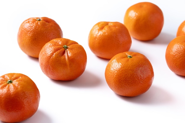 Verse mandarijnen geïsoleerd op witte achtergrond