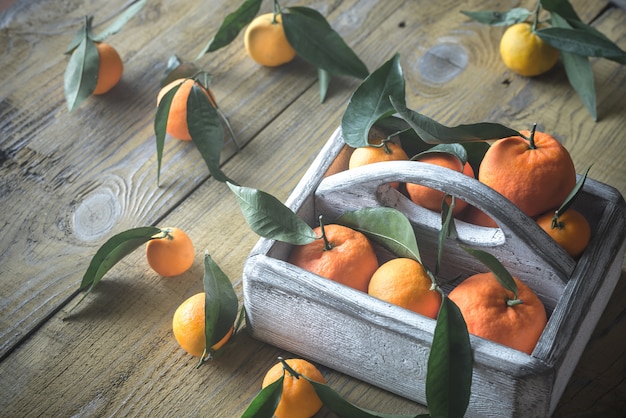 Verse mandarijnen in de houten kist