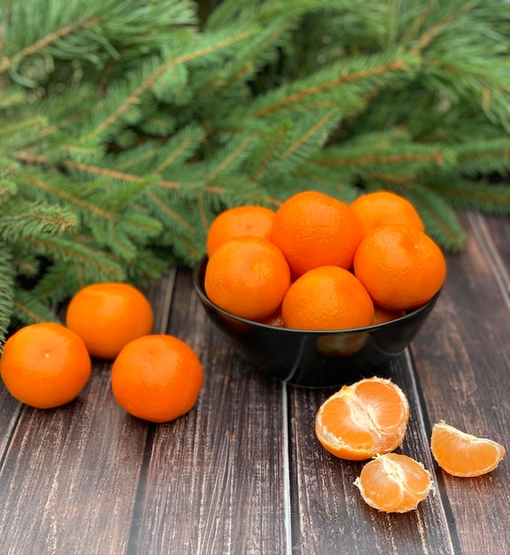 Verse mandarijnen op houten tafel, close-up. banner voor Kerstmis en Nieuwjaar