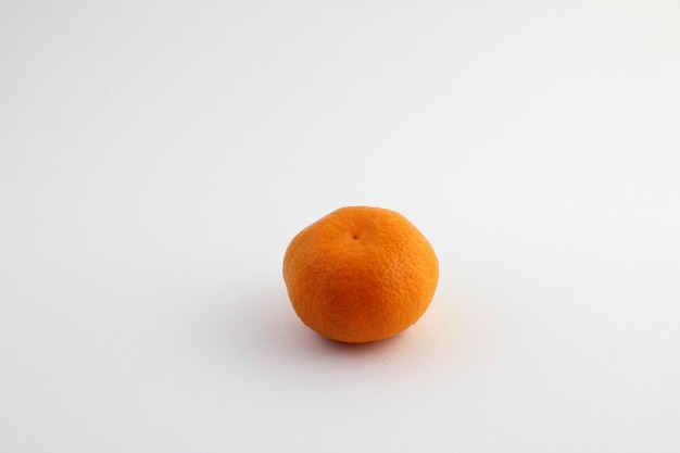 verse mandarijnen op witte achtergrond