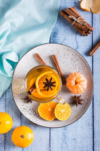 Verse mandarijnthee met kaneel in een kopje op tafel Vitaminedrank Bovenaanzicht en verticaal zicht