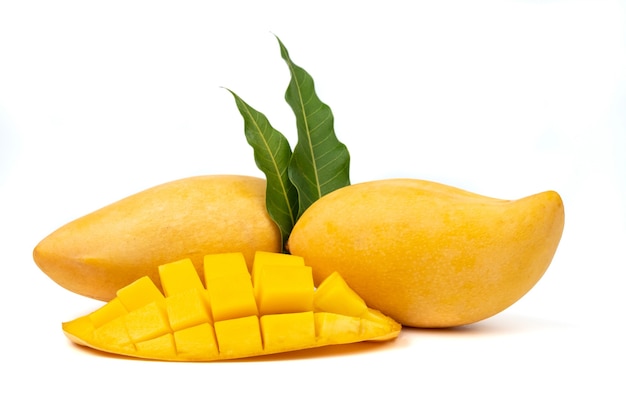 Verse mango en plakmango op witte achtergrond