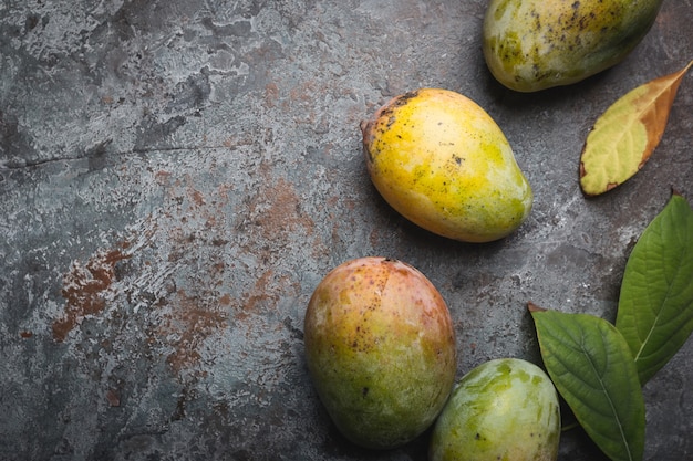Verse mango tropische vruchten over grijs