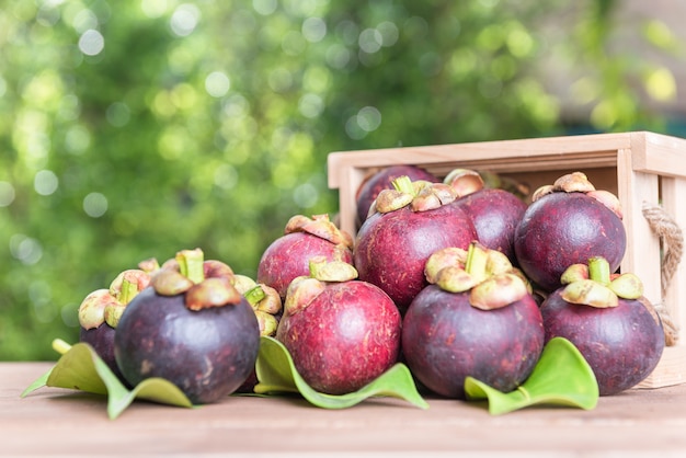 Verse mangostan fruie op houten lijst, koningin van fruit in thailand