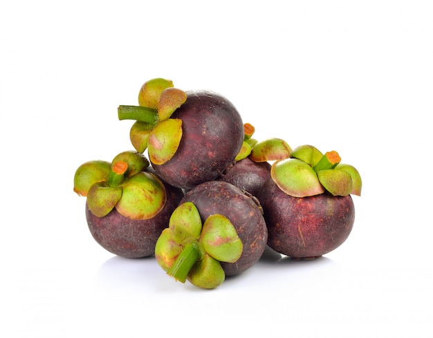 Verse mangostan geïsoleerd op wit