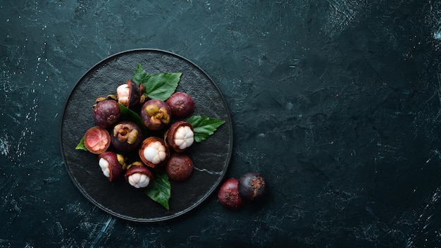 Verse Mangosteen in de schaal Tropisch Fruit Bovenaanzicht Vrije ruimte voor tekst