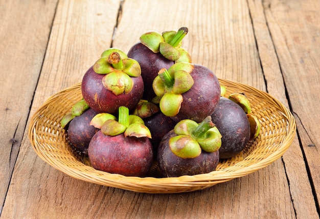 Verse mangosteen in een rieten plaat