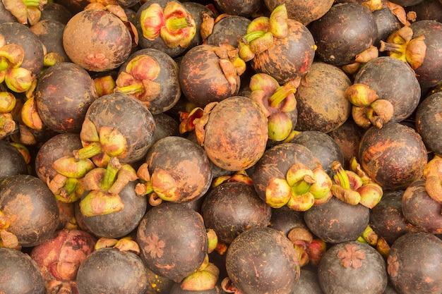 Verse mangosteenvruchten op de markt