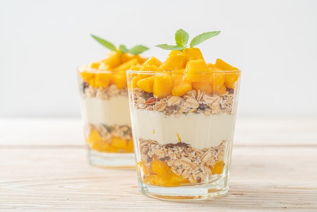 verse mangoyoghurt met granola in glas - gezonde voedselstijl