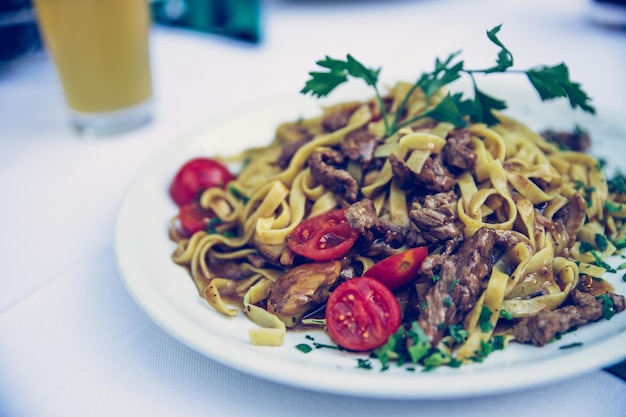 Verse mediterrane pasta met rundvlees Italië