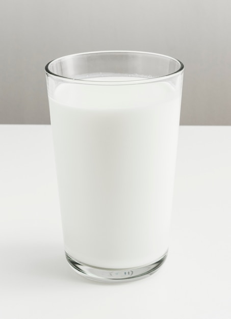 Verse melk in een glas op een tafel