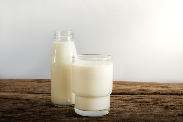 Verse melk in glazen fles en glas