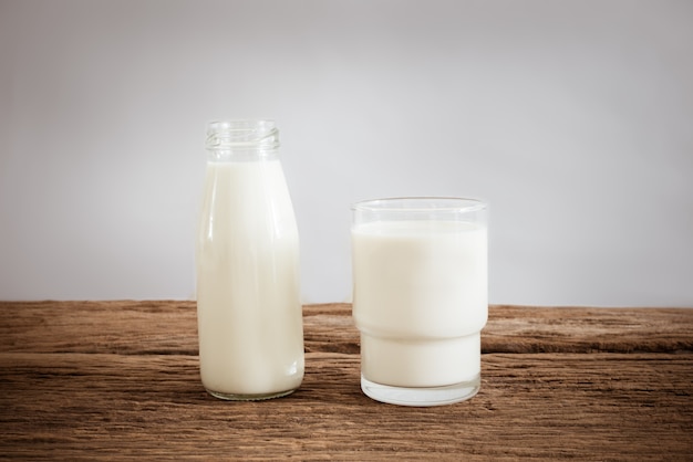 Verse melk in glazen fles en glas