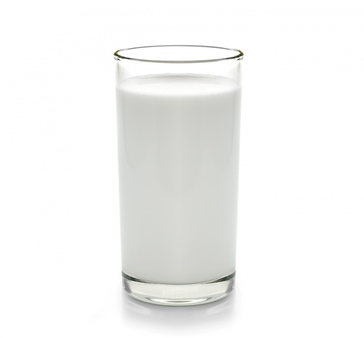 Foto verse melk in het glas op een witte achtergrond