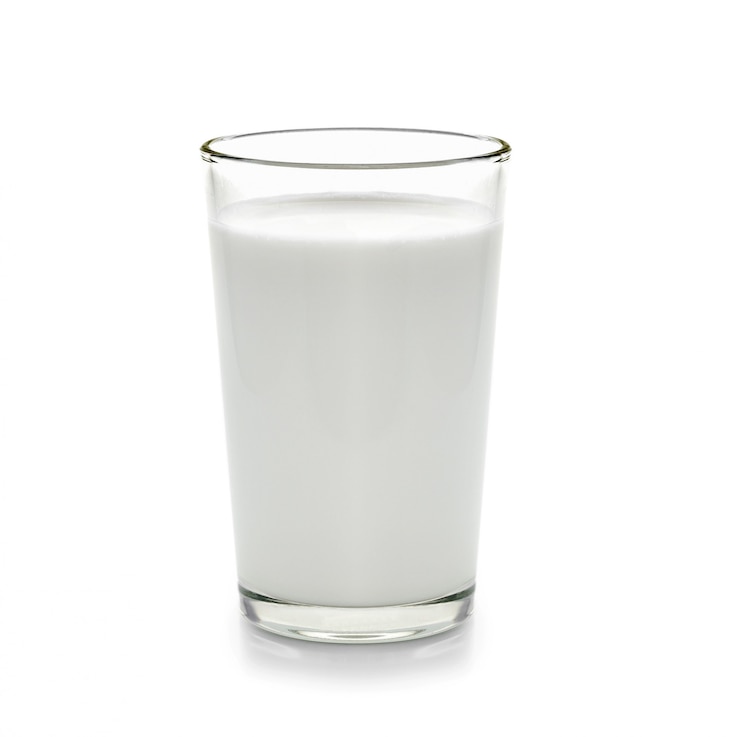 Foto verse melk in het glas op een witte achtergrond
