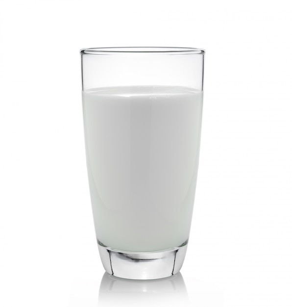Verse melk in het glas op witte ruimte
