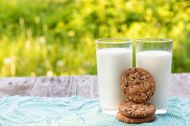 Verse melk met koekjes voor ontbijt.