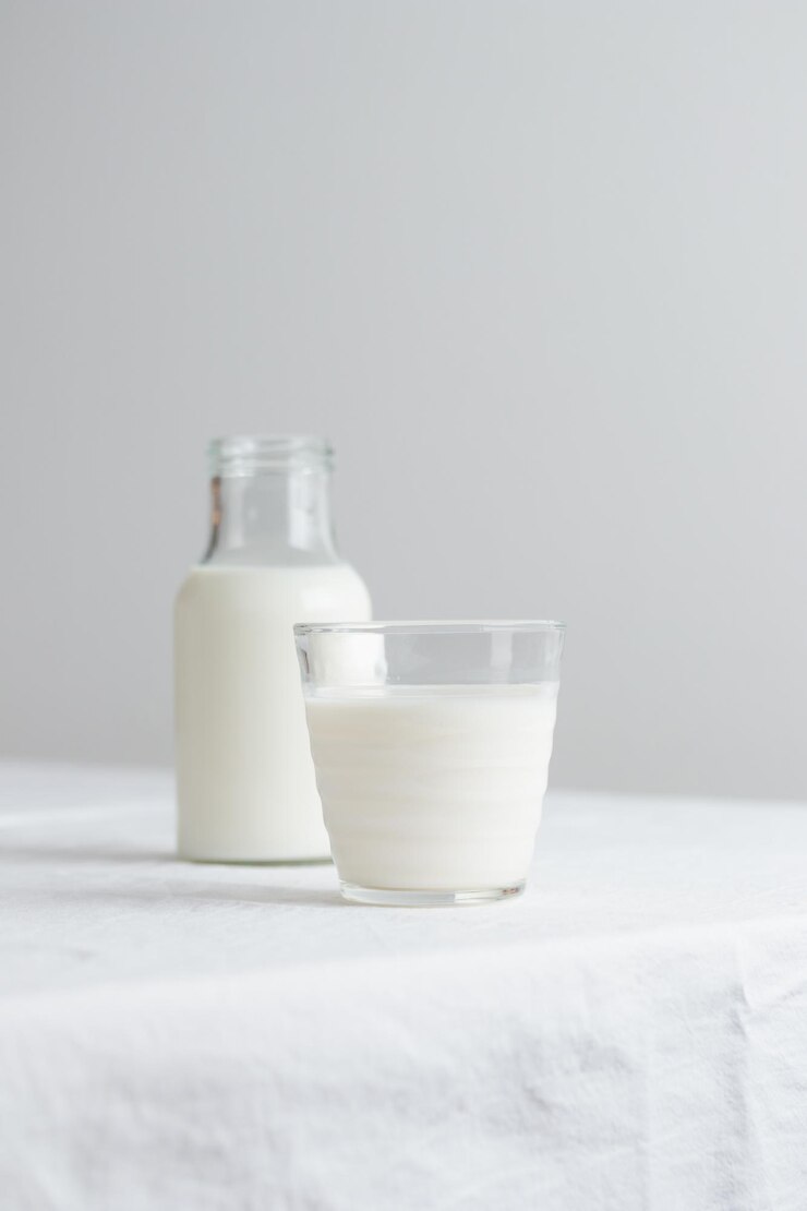 Verse melk op tafel met wit tafelkleed