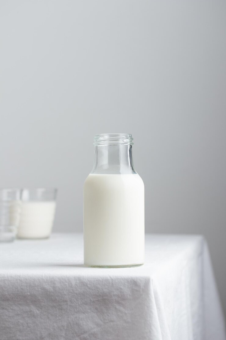 Verse melk op tafel met wit tafelkleed