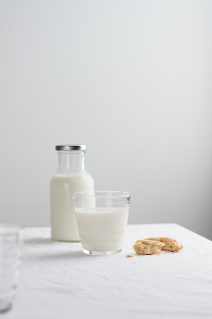 Verse melk op tafel met wit tafelkleed