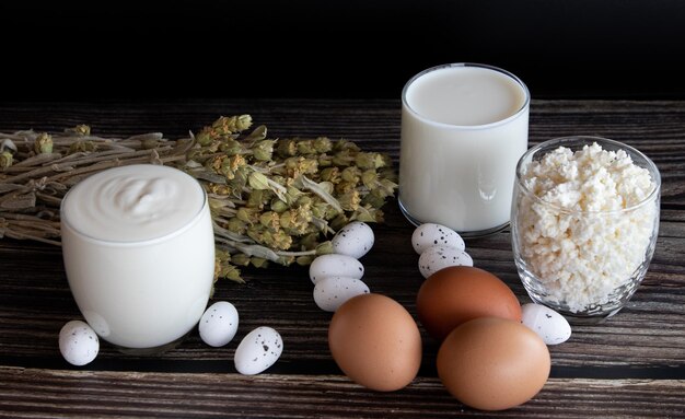 Verse melkproducten melk cottage cream en zure room Binnenlandse eieren en kruidenthee