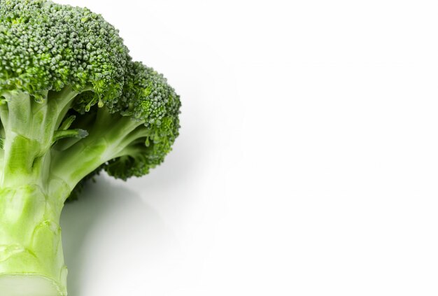 Verse milieuvriendelijke broccoli op wit