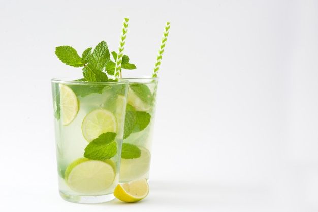 verse mojito cocktail in glas op wit