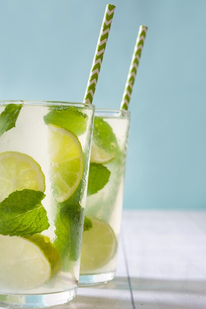 verse mojito cocktail in glas op witte houten tafel