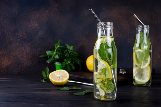 Verse mojito-drankjes in flessen en ingrediënten - citroen en munt