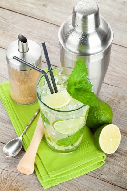 Verse mojitococktail en barbenodigdheden