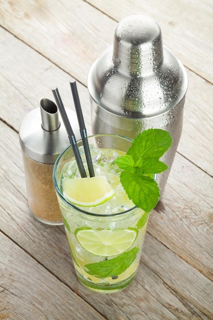 Verse mojitococktail en barbenodigdheden