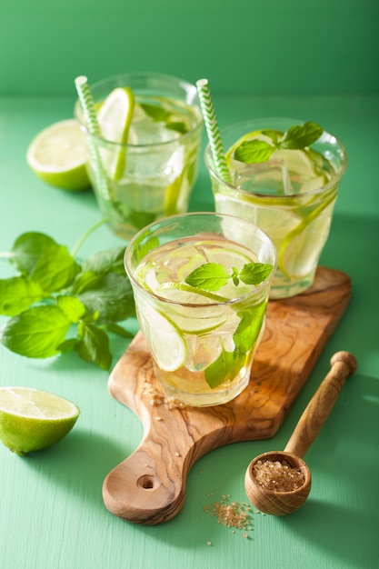 Verse mojitococktail over groene lijst