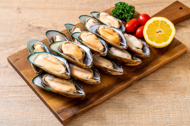 verse mossel op een houten bord