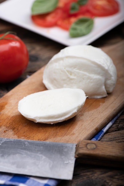 Verse mozarella kaas op snijplank