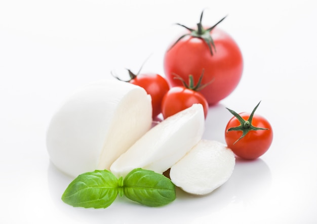 Verse mozzarella kaas met tomaten en basilicum blad met reflectie