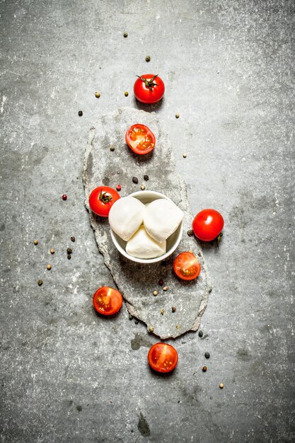 Verse mozzarella met tomaten en kruiden