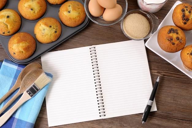 Verse muffins met lege notebook