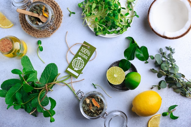 Verse natuurvoeding voor gezond eten koken op lichte stenen bovenaanzicht