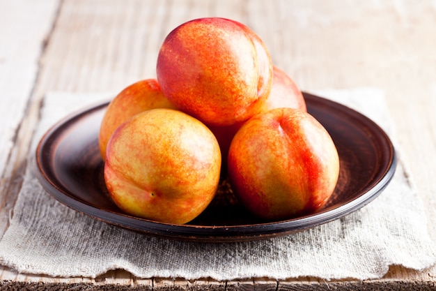 Verse nectarines in een plaat