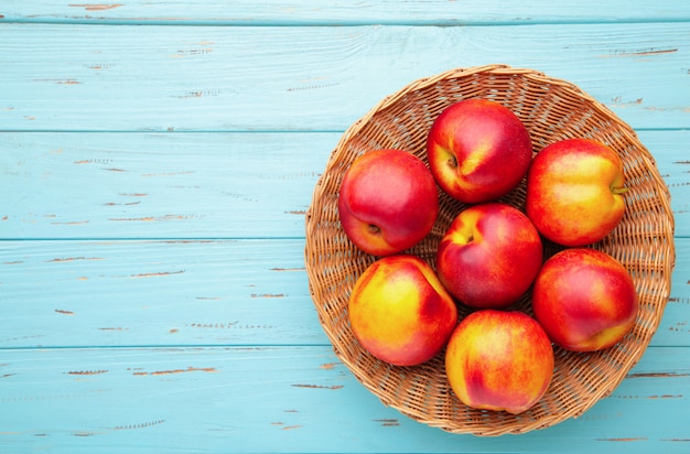 Verse nectarines in een rieten mand