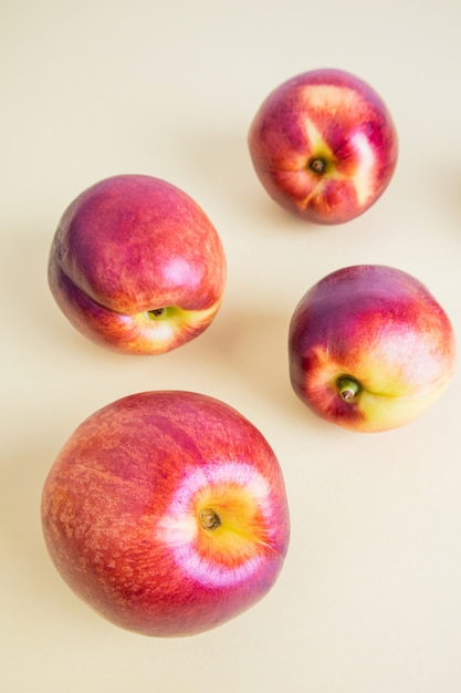 Verse nectarines op pastelkleurig geel.