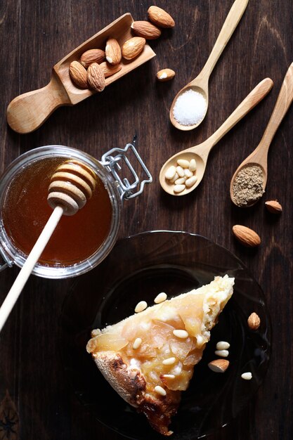 Verse noten op tafel voor het ontbijt met honing en cake