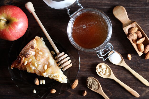 Verse noten op tafel voor het ontbijt met honing en cake