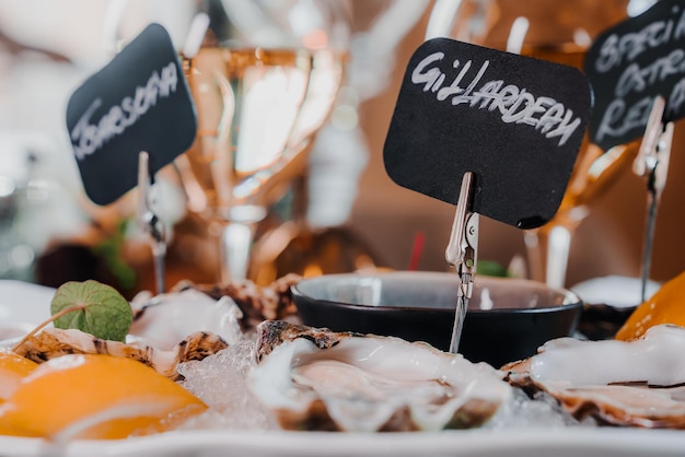 Verse oesters close-up op een bord geserveerd tafel met oesters citroen en ijs gezonde zeevruchten