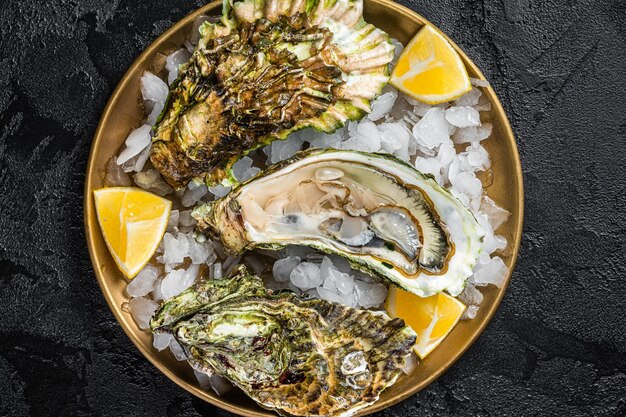 Verse oesters met citroen op ijs Donkere achtergrond Bovenaanzicht