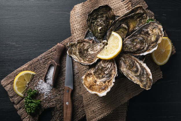 Verse oesters met citroenijs en witte wijn.