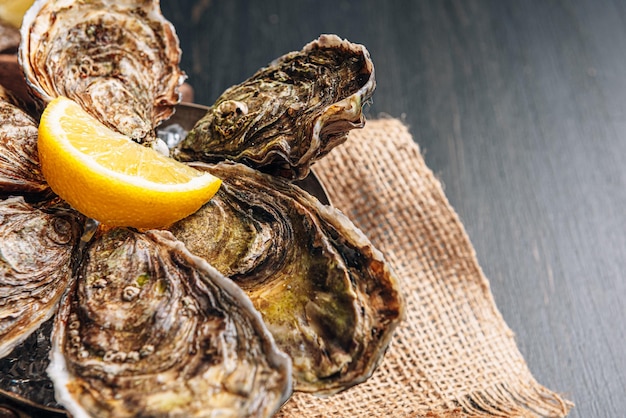 Verse oesters met citroenijs en witte wijn